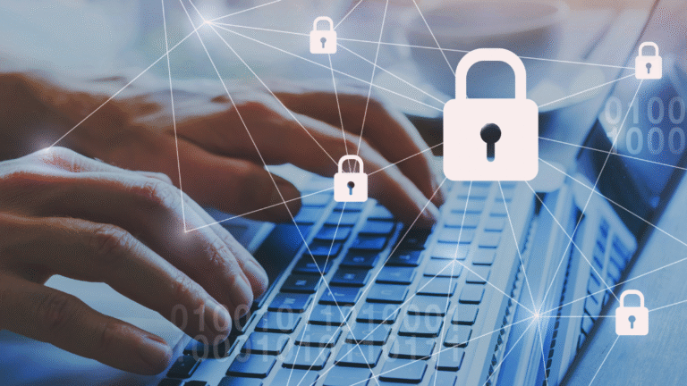 Hände tippen auf einer Laptop-Tastatur, überlagert von Symbolen von Vorhängeschlössern und verbundenen Linien, die Datensicherheit und Schutz im digitalen Raum symbolisieren.