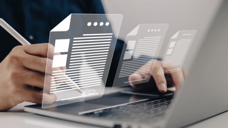 Nahaufnahme einer Person, die einen digitalen Stift auf einem Laptop-Touchpad hält, mit eingeblendeten transparenten Dokumenticons und symbolischem digitalem Unterschriftsprozess im Vordergrund.