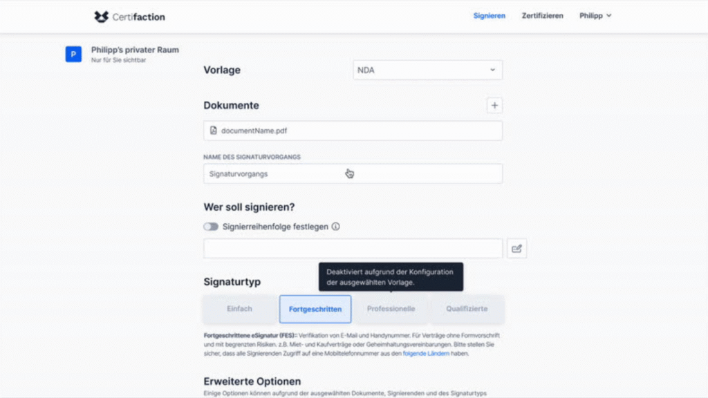 Webinterface von Certifaction mit der Auswahl einer NDA-Vorlage, einem hochgeladenen Dokument namens documentName.pdf, Eingabefeld für den Namen des Signaturvorgangs, Auswahl für Signierreihenfolge, Eingabefeld für die Signierenden, Auswahl der Signaturtypen mit dem hervorgehobenen Typ Fortgeschritten, und weiteren erweiterten Optionen unten im Fenster.