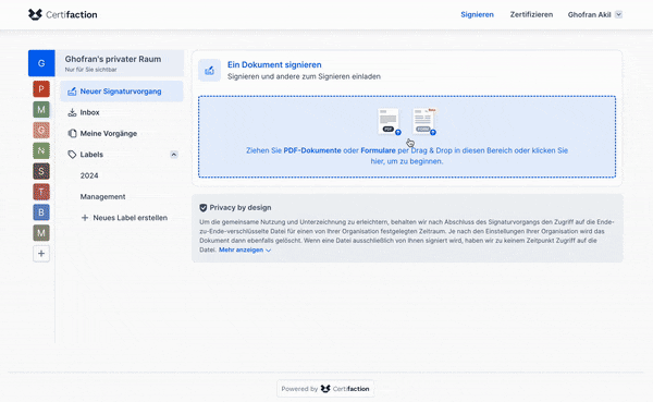 Benutzeroberfläche von Certifaction zum Signieren von Dokumenten, zeigt linken Navigationsbereich mit Optionen wie Neuer Signaturvorgang, Inbox und Meine Vorgänge, zentraler Bereich mit Aufforderung zum Ziehen von PDF-Dokumenten oder Formularen per Drag & Drop zum Signieren, darunter Datenschutzhinweis zum signierten Zugriff auf Dateien.