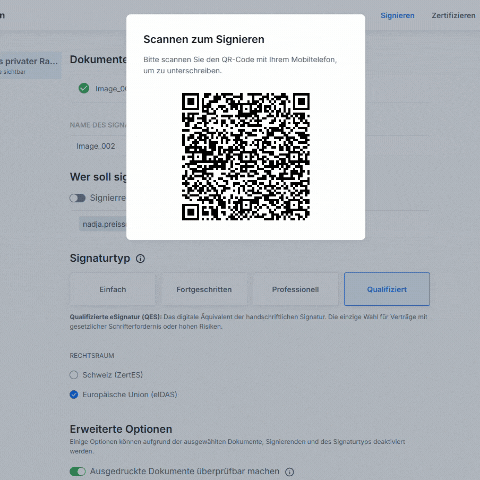 Screenshot einer Benutzeroberfläche zum digitalen Unterschreiben, mittig ein Fenster mit einem QR-Code und dem Text "Scannen zum Signieren" sowie Anweisungen zum Scannen mit dem Mobiltelefon, im Hintergrund Optionen zu Signaturtyp, Rechtsraum und erweiterten Optionen sichtbar