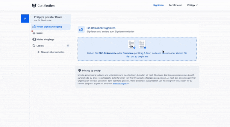 Screenshot einer Benutzeroberfläche von Certifaction zur digitalen Dokumentensignatur mit Navigation links, Bereich für das Hochladen von PDF-Dokumenten und Formularen per Drag & Drop und Informationen zu Datenschutz und Signaturzugriff.