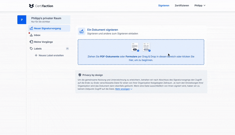 Screenshot einer Benutzeroberfläche von Certifaction zur digitalen Dokumentensignatur mit Navigation links, Bereich für das Hochladen von PDF-Dokumenten und Formularen per Drag & Drop und Informationen zu Datenschutz und Signaturzugriff.