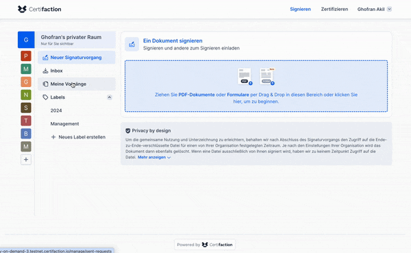 Webseite der Plattform Certifaction mit einem geöffneten Fenster für das Signieren eines Dokuments, links eine Navigationsleiste mit Optionen wie Neuer Signaturvorgang, Inbox, Labels und Management, rechts ein Bereich zum Ziehen und Ablegen von PDF-Dokumenten oder Formularen zum Signieren, sowie einem Hinweis zur Datenschutzerklärung am unteren Rand.
