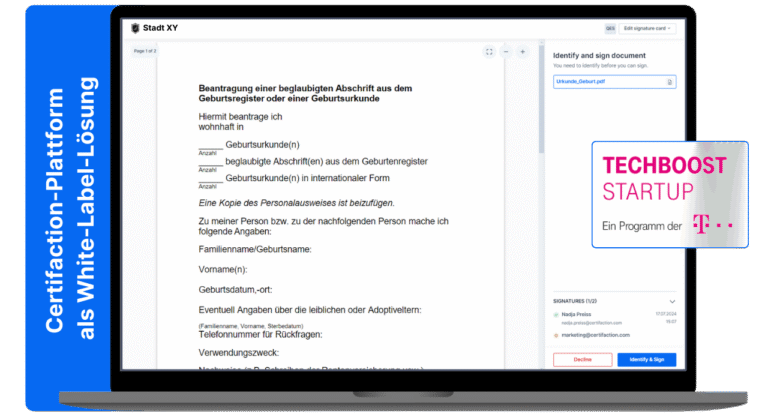Laptop-Bildschirm zeigt eine digitale Plattform für die beantragung einer beglaubigten Abschrift aus dem Geburtsregister der Stadt XY mit Formularfeldern und elektronischer Signaturfunktion, daneben ein blau unterlegter Bereich mit dem Text 'Certifaction-Plattform als White-Label-Lösung' und rechts das Logo von TECHBOOST STARTUP, ein Programm der Telekom.