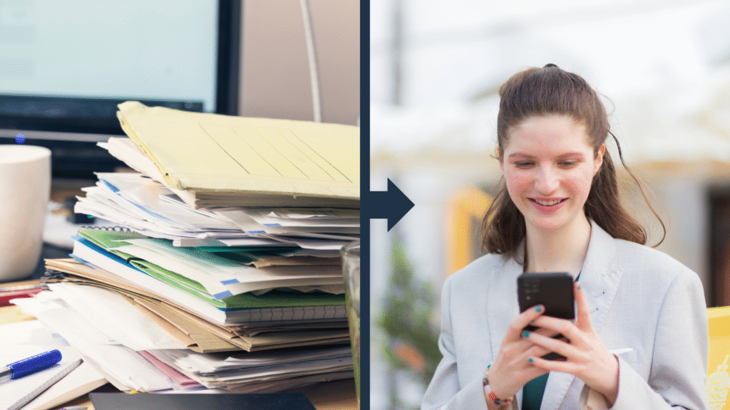 Links ein großer Stapel unordentlicher Akten und Unterlagen auf einem Schreibtisch, rechts eine lächelnde Frau in hellgrauem Blazer, die auf ihr Smartphone blickt, getrennt durch einen Pfeil in der Bildmitte als Symbol für Veränderung oder Digitalisierung.