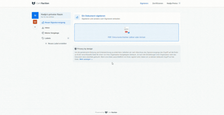 Screenshot einer Webseite von Certifaction mit einer Benutzeroberfläche zum Signieren von Dokumenten, zeigt den Bereich "Ein Dokument signieren" mit der Option, PDF-Dokumente per Drag & Drop hochzuladen, und einen Abschnitt "Privacy by design" mit Erläuterungen zum Datenschutz.