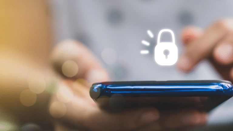 Nahaufnahme einer Hand, die auf einem Smartphone tippt, mit einem leuchtenden Vorhängeschloss-Symbol als Zeichen für Sicherheit oder Datenschutz.