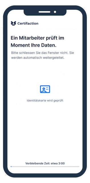 Smartphone-Bildschirm mit einer Verifizierungsnachricht von Certification, die anzeigt, dass ein Mitarbeiter die Daten überprüft, verbunden mit einem Hinweis, das Fenster nicht zu schließen; darunter eine Grafik einer Identitätskarte und der Text, dass die Identitätskarte geprüft wird, sowie eine verbleibende Zeit von etwa 3 Minuten.