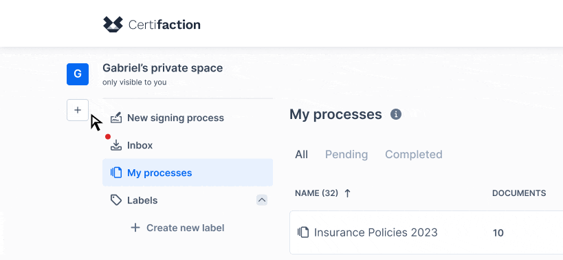 Benutzeroberfläche von Certifaction mit einem privaten Bereich namens Gabriel's private space, Menü auf der linken Seite mit Optionen wie Neuer Signierungsprozess, Posteingang, Meine Prozesse (markiert), Labels und Label erstellen, und auf der rechten Seite eine Liste mit Prozessen, darunter 'Insurance Policies 2023' mit 10 Dokumenten.