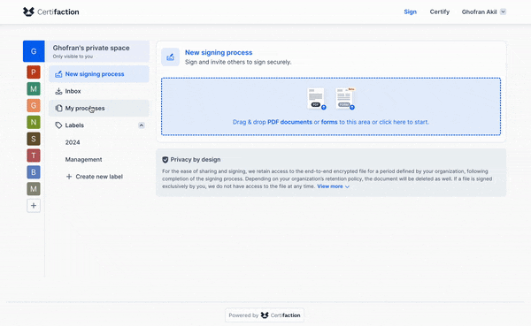 Benutzeroberfläche von Certifaction mit einem Privatraum-Menü auf der linken Seite, das Optionen wie 'New signing process', 'Inbox', 'My processes' und 'Labels' enthält, wobei der Mauszeiger auf 'My processes' zeigt; rechts ein Bereich zum sicheren Ziehen und Ablegen von PDF-Dokumenten oder Formularen für den neuen Signiervorgang; darunter ein Hinweis zur Datenschutzgestaltung und Aufbewahrungsrichtlinien.