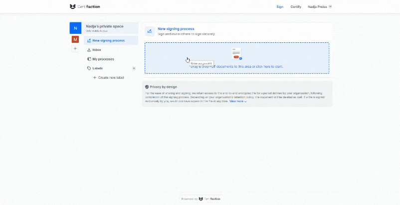 Screenshot der Benutzeroberfläche von Cert Faction mit einem Menü links, das Auswahlpunkte wie 'New signing process', 'Inbox', 'My processes' und 'Labels' anzeigt, und einem Hauptbereich rechts mit dem Titel 'New signing process' und einer hervorgehobenen rechteckigen Zone zum Hochladen von Dokumenten für den Signaturprozess.