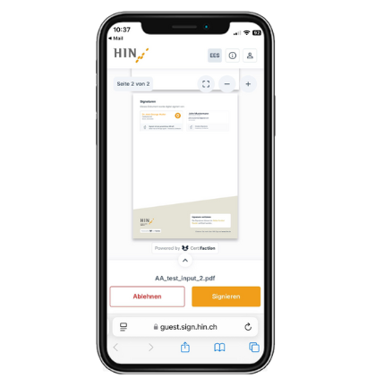 Smartphone zeigt eine App zur digitalen Dokumentenunterzeichnung mit einem PDF-Dokument, Buttons zum Ablehnen und Signieren und der URL guest.sign.hin.ch in der Adressleiste.
