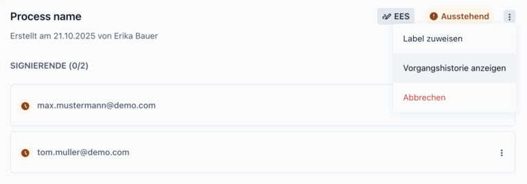Benutzeroberfläche eines Prozesses mit Titel „Process name“, erstellt am 21.10.2025 von Erika Bauer; rechts oben ein EES-Label und eine orangefarbene Statusmarke „Ausstehend“ mit geöffnetem Dropdown (Optionen: Label zuweisen, Vorgangshistorie anzeigen, Abbrechen), darunter der Abschnitt „SIGNIERENDE (0/2)“ mit zwei Einträgen für max.mustermann@demo.com und tom.muller@demo.com jeweils mit kleinem Uhrsymbol.