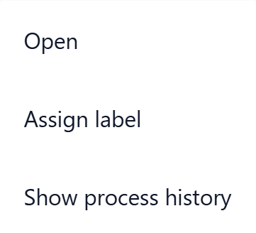 Dropdown-Menü mit drei Einträgen auf weißem Hintergrund: 'Open', 'Assign label' und 'Show process history'.