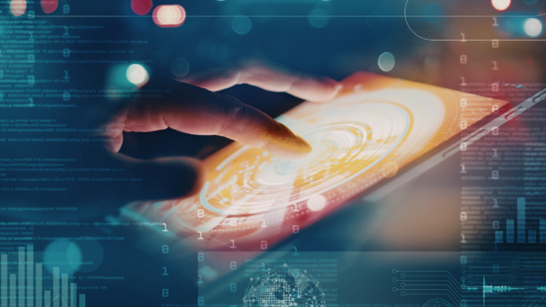 Hand tippt auf leuchtendes Tablet-Display mit kreisförmiger HUD-Grafik, Binärzahlen und Daten-Diagrammen.